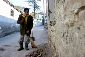 Bursa'da &ccedil;evreci dede tek başına koca k&ouml;y&uuml; temizliyor