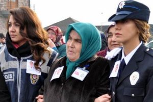 Oğlunun acısına dayanamayan şehit annesi kalp krizi ge&ccedil;irdi