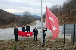 Bursa'da k&ouml;y&uuml;n yıpranmış bayrağı yenisiyle değiştirildi