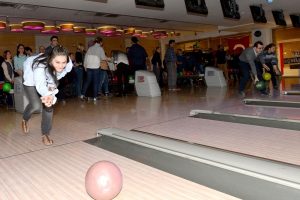 Bursa'da Belediye personeli bowling oynayarak stres attı