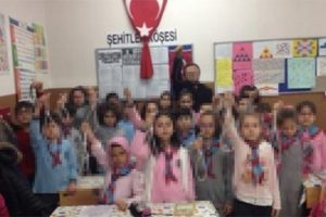 &Ouml;ğretmen, &ouml;ğrencilere 'yağlı urgan' ile poz verdirtti