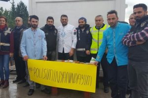 Bursa polise b&ouml;rek ikram ederek destek verdiler