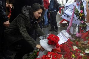 Gazeteciler şehitler i&ccedil;in karanfil bıraktı