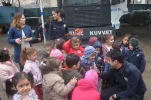 Bursa'da minik &ouml;ğrencilerden polise s&uuml;rpriz ziyaret