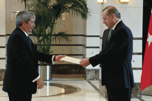 Arjantin B&uuml;y&uuml;kel&ccedil;isi Erdoğan'a g&uuml;ven mektubunu sundu