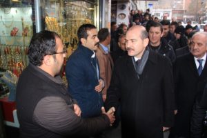 Bakan Soylu vatandaşın sıkıntılarını dinledi