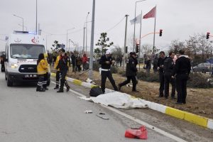 &Uuml;niversiteli gen&ccedil; kız kamyonun altında can verdi