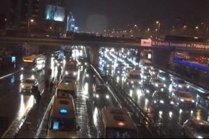 İstanbul'da kar yağışı etkisini arttırdı