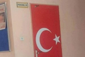 T&uuml;rk Bayraklı lavabo kapısına soruşturma