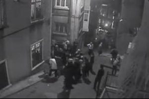 Beyoğlu'nda torbacılar &ccedil;atıştı 1 kişi &ouml;ld&uuml;