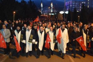 Karab&uuml;k &Uuml;niversitesi'nde 5 bin kişiyle 'Ter&ouml;re lanet' y&uuml;r&uuml;y&uuml;ş&uuml;