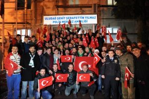 Bursa'da mahalleliden "Polisimin yanındayım" ziyareti