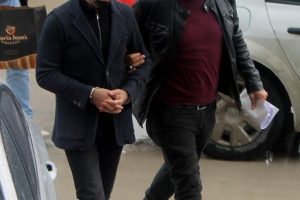 6 eski &ouml;ğretmen g&ouml;zaltına alındı, 9'u aranıyor