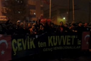 Soğuk havaya aldırmadan polise destek i&ccedil;in toplandılar