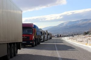Ge&ccedil;it buz tuttu, tırlar yolda kaldı