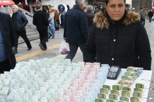 Y&uuml;z&uuml;ne duman &uuml;fleyip piyango biletlerini &ccedil;aldılar
