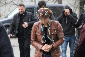 Yasak aşk yaşadığı adamı bağlayarak darp etti