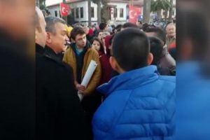 CHP'li başkan gen&ccedil;lerle tartıştı