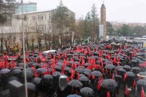 Siirtliler yağışa rağmen ter&ouml;re tepki i&ccedil;in y&uuml;r&uuml;d&uuml;