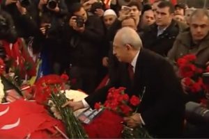 Kılı&ccedil;daroğlu Şehitler Tepesi'ne karanfil bıraktı