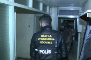 Bursa'da uyuşturucu operasyonları 18 ş&uuml;pheli g&ouml;zaltında