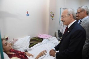 Kılı&ccedil;daroğlu patlamada yaralananları hastanede ziyaret etti