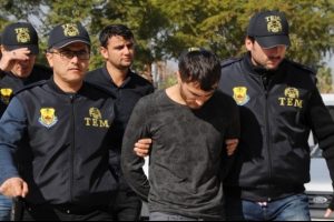 PKK'lı ter&ouml;rist &uuml;zerinde bombalarla elini kolunu sallayarak AVM'ye girmiş