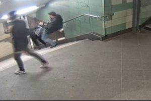 Almanya'da kadına tekmeyle saldıranlar Bulgaristan vatandaşı