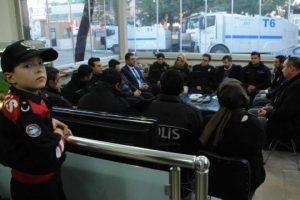 Bursa'da &Ccedil;evik Kuvvet M&uuml;d&uuml;rl&uuml;ğ&uuml;'n&uuml; ziyaret edip, polislere baklava ikram ettiler