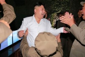 Kim Jong-Un alkol&uuml; fazla ka&ccedil;ırıp, komutanları ağlatmış!