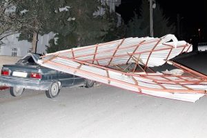 Kahramanmaraş'ta şiddetli r&uuml;zgar &ccedil;atıları u&ccedil;urdu