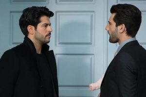 Kara Sevda'da Emir, Kemal'i k&ouml;şeye sıkıştırıyor
