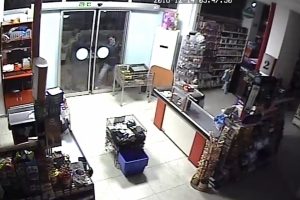 Bursa'da şaşkın hırsızlar kameraya b&ouml;yle yakalandı