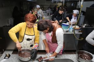 Bursa'da kadın derneklerine pastacılık kursu