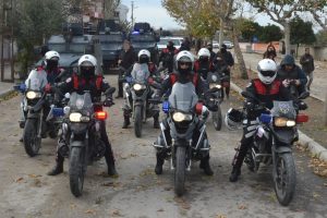 Polis operasyon yaptı, vatandaş alkışlarla destek verdi