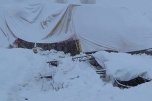 Okulun tatil olması faciayı &ouml;nledi: &Ccedil;atı b&ouml;yle &ccedil;&ouml;kt&uuml;