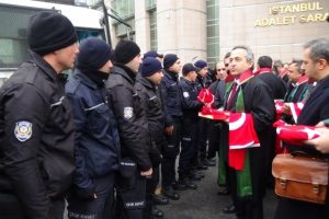 Avukatlardan &ccedil;evik kuvvete Kur'an ve T&uuml;rk bayrağı