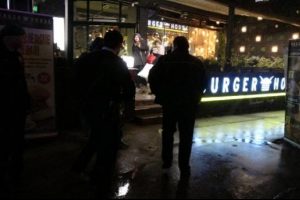 Bursa'da elektriği kesmeye gelen g&ouml;revliyi rehin aldı
