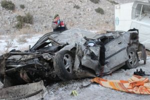Buzlanan yolda feci kaza: 2 &ouml;l&uuml;, 1 yaralı