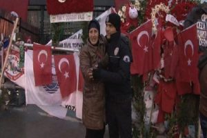 Azeri kadın Şehitler Tepesi'ni ziyaret edip polise sarıldı
