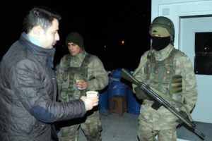 N&ouml;betteki polislere ve askerlere sıcak &ccedil;orba ikramı