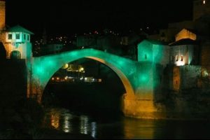 Mostar K&ouml;pr&uuml;s&uuml; Halep i&ccedil;in ışıklandırıldı