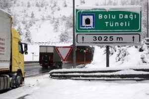 Bolu Dağı'nda kar ulaşımı zorlaştırdı