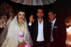 Gelin ve damat, kapanan yolda mahsur kaldı