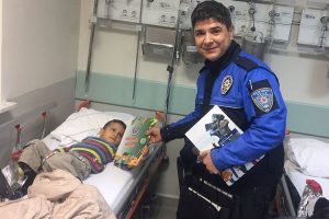 Bursa'da hastalarını polis &uuml;niformasıyla muayene ettiler