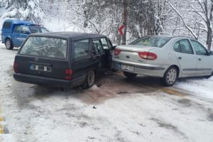 Bursa'da buzlanan yolda &ccedil;arpışan ara&ccedil;lar u&ccedil;uruma ramak kala durabildi