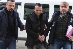 Minib&uuml;s şof&ouml;r&uuml; yayaya &ccedil;arptı, dikiz aynasını kırdın diye bı&ccedil;akladı!