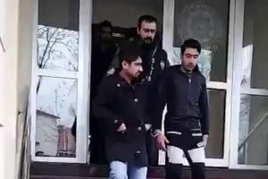 Bı&ccedil;akla gasp edip balkondan attılar