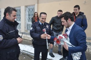 Bursa'da lise &ouml;ğrencilerinden asılsız ihbar ile polise s&uuml;rpriz