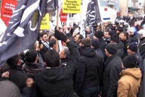 Kalabalık ABD B&uuml;y&uuml;kel&ccedil;iliğine y&uuml;r&uuml;mek istedi